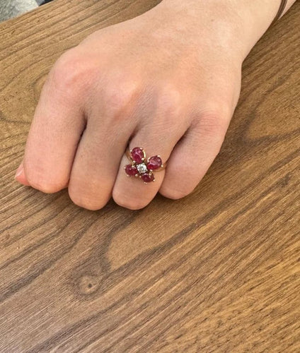 Bague 53 Bague fleur en or jaune 18 carats avec rubis et diamant 58 Facettes
