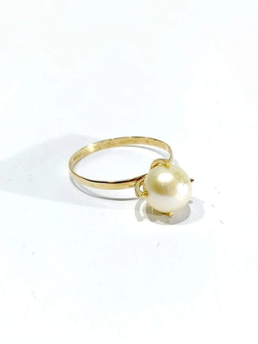 Bague 53.5 Bague en or jaune 18 carats et perle 58 Facettes