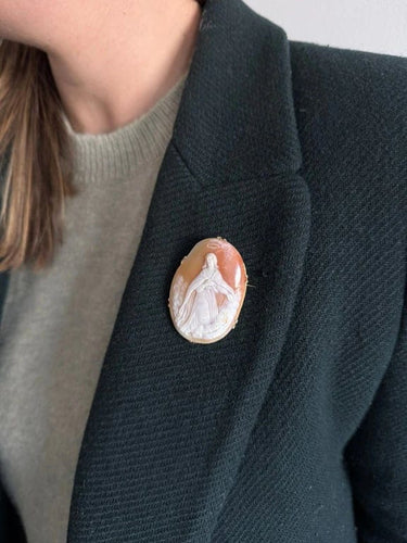 Broche Broche camée coquillage en or jaune 18 carats 58 Facettes