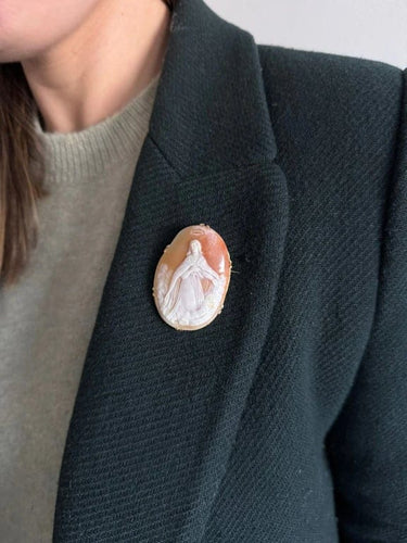 Broche Broche camée coquillage en or jaune 18 carats 58 Facettes
