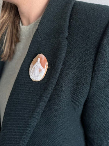 Broche Broche camée coquillage en or jaune 18 carats 58 Facettes