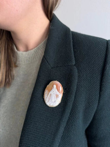 Broche Broche camée coquillage en or jaune 18 carats 58 Facettes