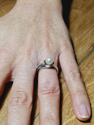 Bague 52 Bague en or blanc 18 carats avec perle et diamants 58 Facettes