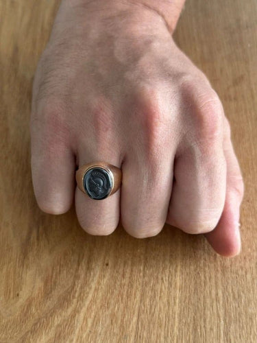 Bague 61 Bague intaille en or jaune 18 carats et hématite 58 Facettes