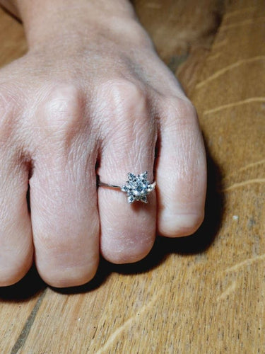 Bague 54 Bague étoile en or blanc 18 carats et diamants taille brillant 58 Facettes