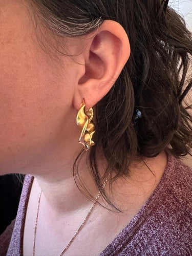 Boucles d'oreilles Créoles torsadées en or jaune 18 carats 58 Facettes