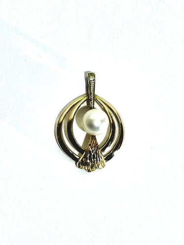 Pendentif Pendentif ajouré en or jaune 18 carats et perle 58 Facettes