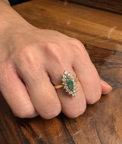 Bague 57 Bague marquise en or jaune avec émeraudes et diamants 58 Facettes