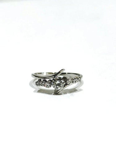 Bague 53.5 Bague en or blanc et diamants taille brillant 58 Facettes
