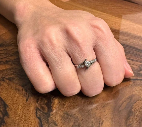 Bague 53.5 Bague en or blanc et diamants taille brillant 58 Facettes