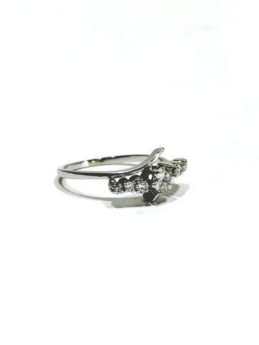 Bague 53.5 Bague en or blanc et diamants taille brillant 58 Facettes