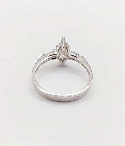 Bague 55 Bague solitaire en or blanc 18k avec diamants taille navette et baguettes 58 Facettes A06479