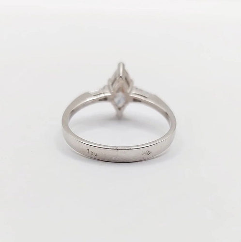 Bague 55 Bague solitaire en or blanc 18k avec diamants taille navette et baguettes 58 Facettes A06479