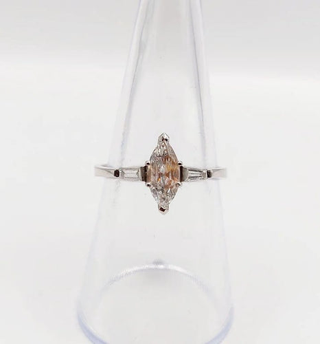 Bague 55 Bague solitaire en or blanc 18k avec diamants taille navette et baguettes 58 Facettes A06479
