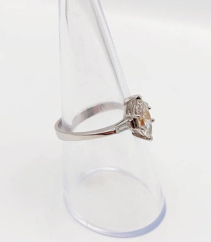 Bague 55 Bague solitaire en or blanc 18k avec diamants taille navette et baguettes 58 Facettes A06479