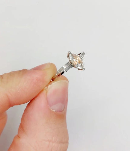 Bague 55 Bague solitaire en or blanc 18k avec diamants taille navette et baguettes 58 Facettes A06479