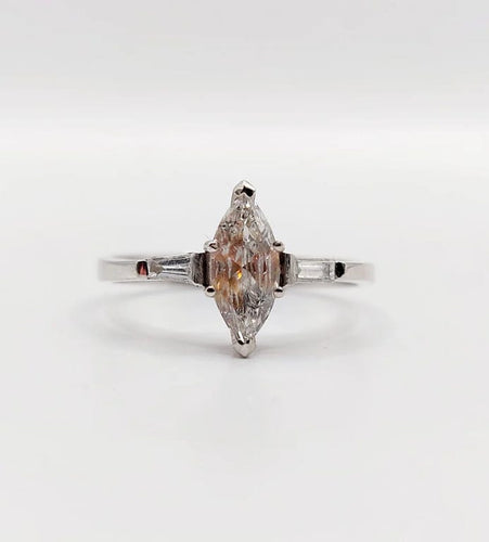 Bague 55 Bague solitaire en or blanc 18k avec diamants taille navette et baguettes 58 Facettes A06479