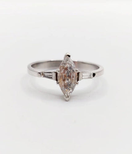 Bague 55 Bague solitaire en or blanc 18k avec diamants taille navette et baguettes 58 Facettes A06479