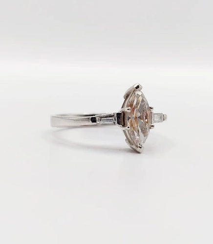 Bague 55 Bague solitaire en or blanc 18k avec diamants taille navette et baguettes 58 Facettes A06479