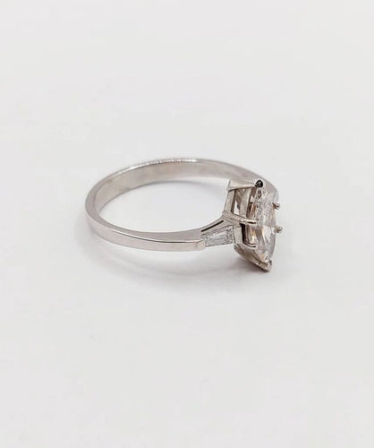 Bague 55 Bague solitaire en or blanc 18k avec diamants taille navette et baguettes 58 Facettes A06479