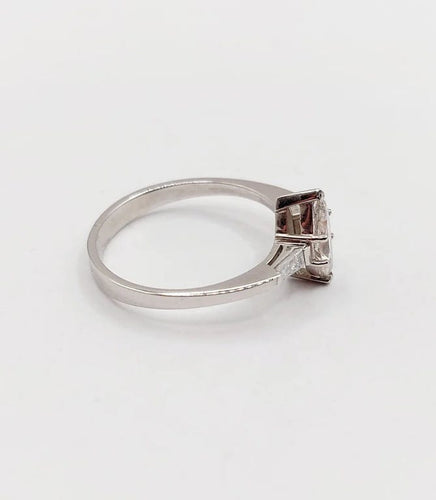 Bague 55 Bague solitaire en or blanc 18k avec diamants taille navette et baguettes 58 Facettes A06479
