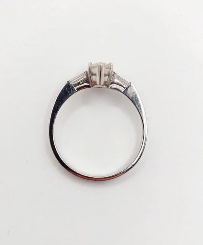 Bague 55 Bague solitaire en or blanc 18k avec diamants taille navette et baguettes 58 Facettes A06479