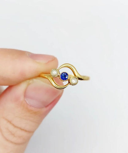 Bague 60 Bague antique en or jaune 18k avec pierre bleue et perles 58 Facettes A06502