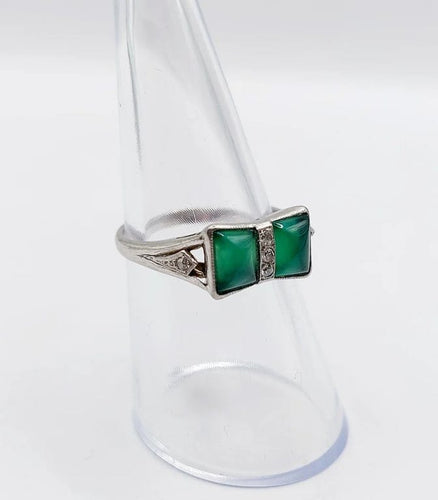 Bague 52.5 Art déco - Bague tank nœud en or blanc 18k, platine, diamants et pierres vertes 58 Facettes A06581