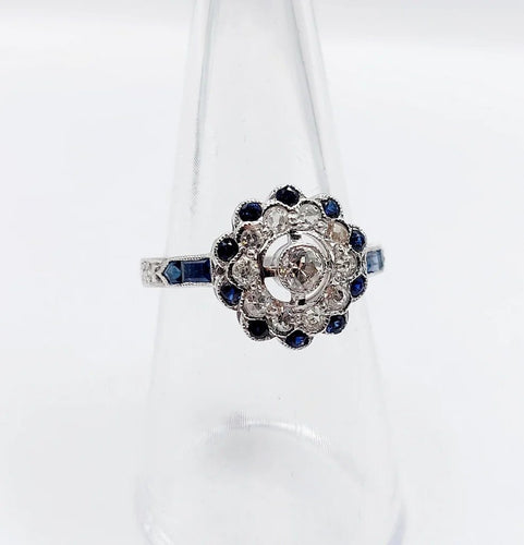 Bague 54.5 Bague fleur Art déco en or blanc 18k, diamants taille ancienne et saphirs 58 Facettes A06654