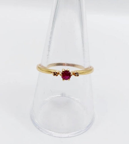 Bague 57.5 Bague vintage en or jaune 18k avec rubis et diamants 58 Facettes A06646