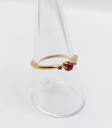 Bague 57.5 Bague vintage en or jaune 18k avec rubis et diamants 58 Facettes A06646