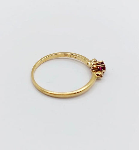 Bague 57.5 Bague vintage en or jaune 18k avec rubis et diamants 58 Facettes A06646