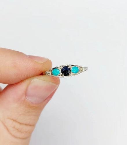 Bague 58 Bague jarretière Art déco en or blanc 18k, saphir et turquoises 58 Facettes A04043