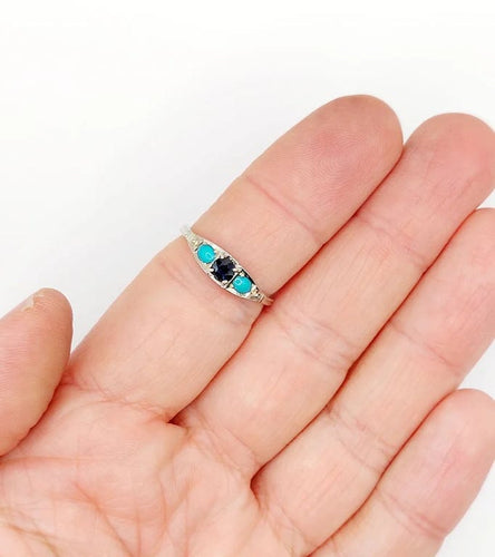 Bague 58 Bague jarretière Art déco en or blanc 18k, saphir et turquoises 58 Facettes A04043