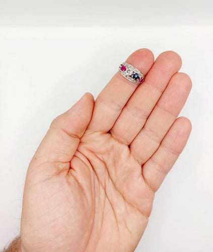 Bague 51 Bague jarretière Art déco en or blanc 18k, diamants, saphir et rubis 58 Facettes A03240