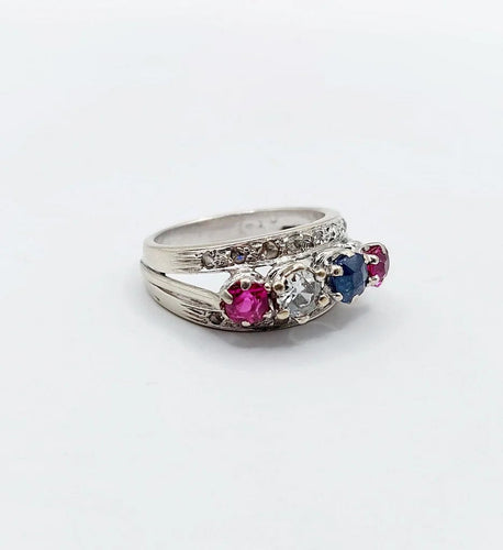 Bague 51 Bague jarretière Art déco en or blanc 18k, diamants, saphir et rubis 58 Facettes A03240