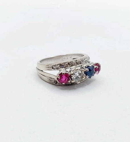 Bague 51 Bague jarretière Art déco en or blanc 18k, diamants, saphir et rubis 58 Facettes A03240