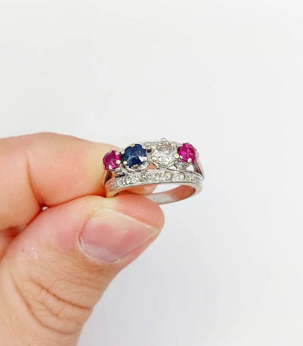 Bague 51 Bague jarretière Art déco en or blanc 18k, diamants, saphir et rubis 58 Facettes A03240