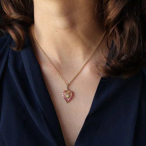 Pendentif Pendentif cœur en or jaune 18 carats, rubis de synthèse et perle 58 Facettes 21-275B