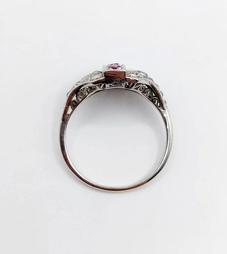 Bague 61 Bague dôme Art déco en or blanc 18k, rubis et diamants taille rose 58 Facettes A05805