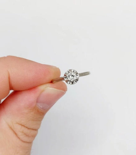 Bague 53 Bague solitaire Art déco en or blanc 18k avec diamant 0,22 ct 58 Facettes A06143