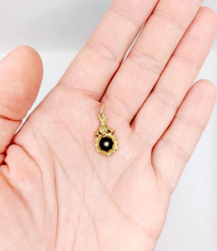 Pendentif Pendentif victorien fleur en or jaune 18k avec onyx et perle 58 Facettes A06038