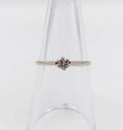 Bague 53.5 Bague solitaire vintage en or blanc 14k avec diamant 0,12 carat 58 Facettes A06195
