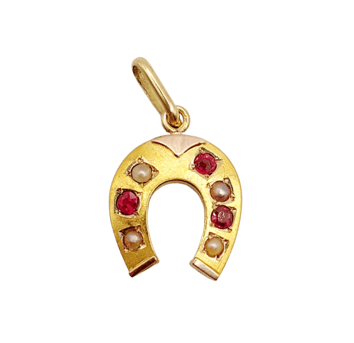 Pendentif Pendentif fer à cheval en or jaune 18k, perles et pierres rouges (circa 1900) 58 Facettes A06214