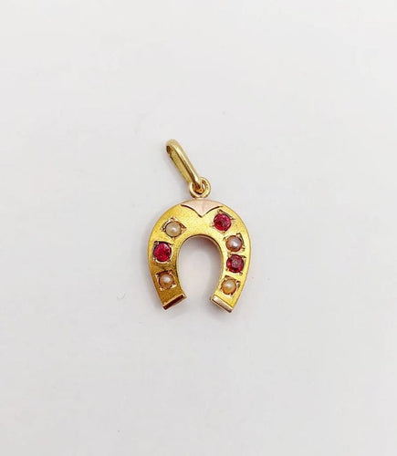 Pendentif Pendentif fer à cheval en or jaune 18k, perles et pierres rouges (circa 1900) 58 Facettes A06214