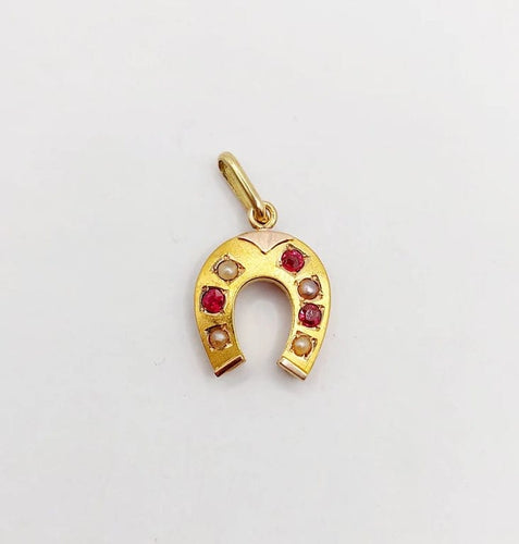 Pendentif Pendentif fer à cheval en or jaune 18k, perles et pierres rouges (circa 1900) 58 Facettes A06214