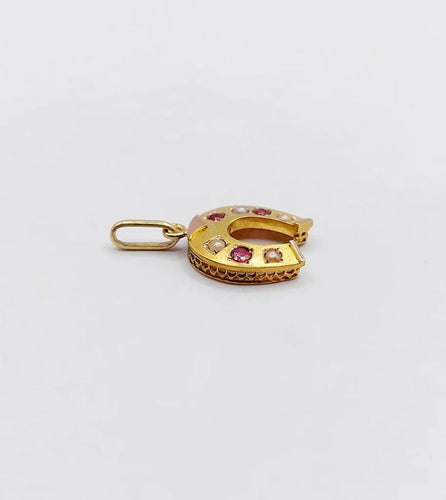 Pendentif Pendentif fer à cheval en or jaune 18k, perles et pierres rouges (circa 1900) 58 Facettes A06214