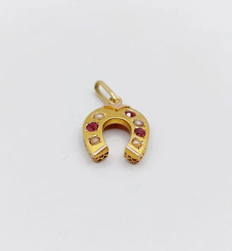 Pendentif Pendentif fer à cheval en or jaune 18k, perles et pierres rouges (circa 1900) 58 Facettes A06214