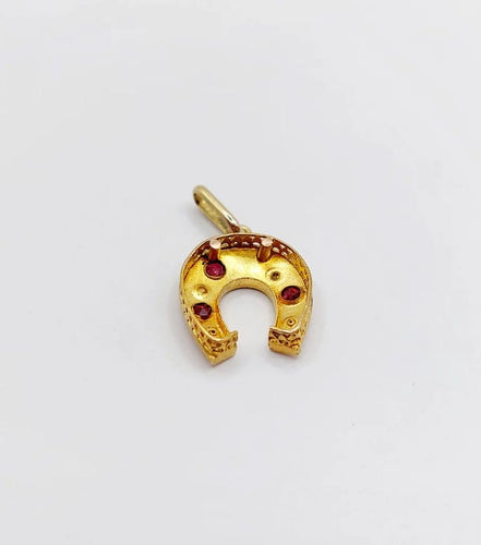 Pendentif Pendentif fer à cheval en or jaune 18k, perles et pierres rouges (circa 1900) 58 Facettes A06214