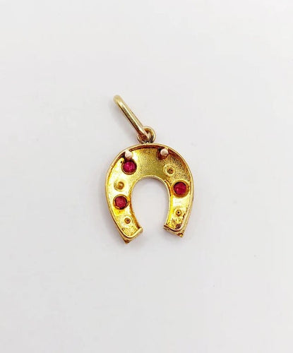 Pendentif Pendentif fer à cheval en or jaune 18k, perles et pierres rouges (circa 1900) 58 Facettes A06214